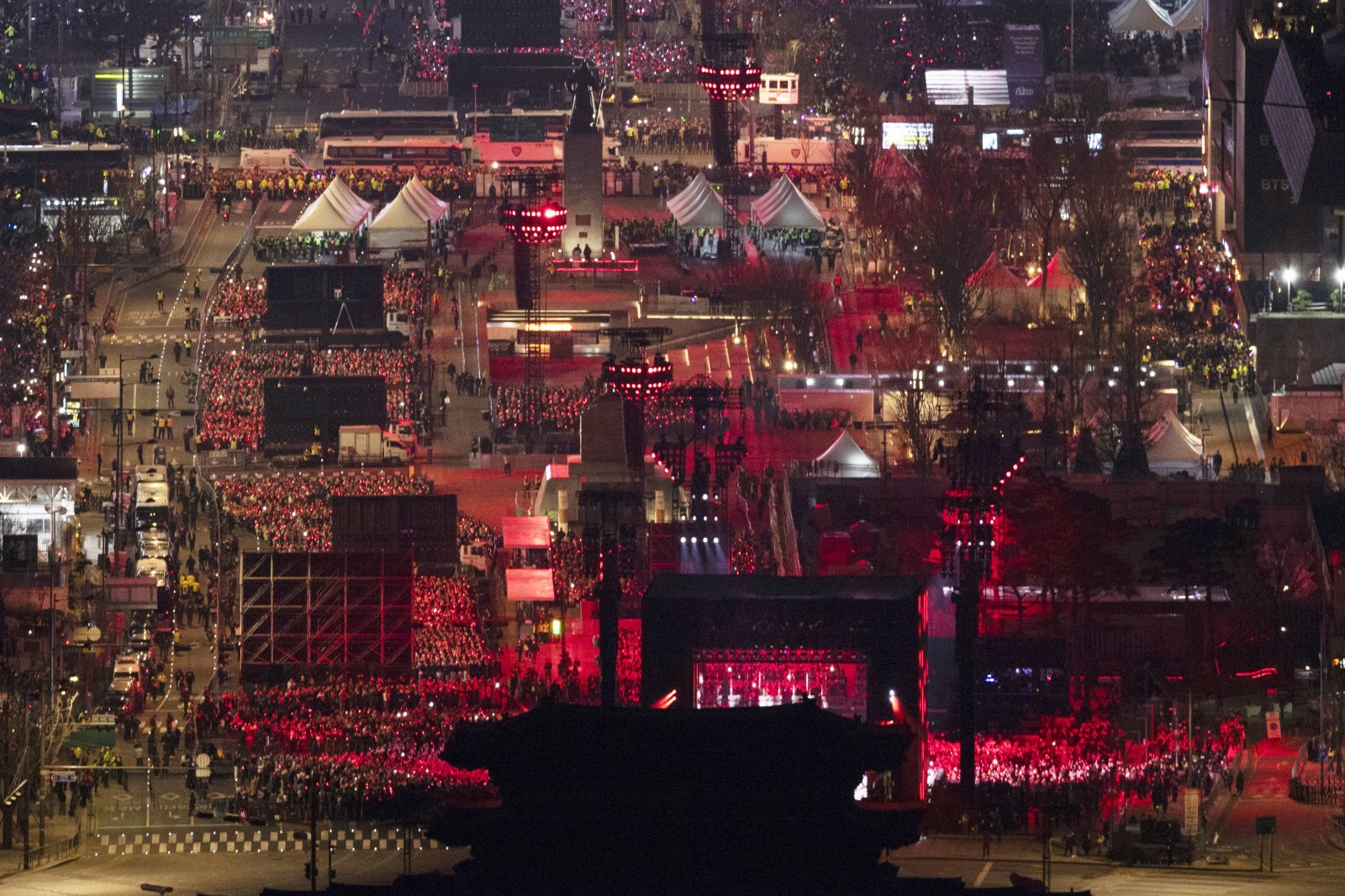 3년 9개월 만에 완전체로 복귀하는 방탄소년단(BTS)의 ‘BTS 컴백 라이브: ARIRANG’ 공연이 21일 서울 광화문광장 일대에서 펼쳐지고 있다. 사진공동취재단