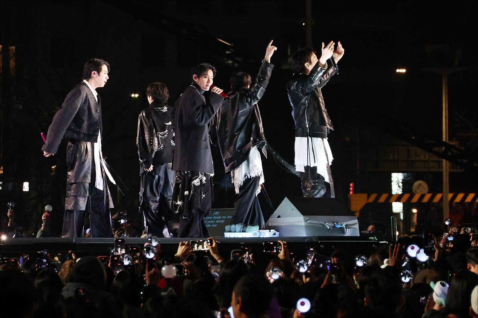 BTS(방탄소년단) 멤버들이 21일 오후 서울 광화문 공연장에서 열린 ‘BTS 컴백 라이브: ARIRANG’ 공연에서 화려한 무대를 선보이고 있다. 뉴스1