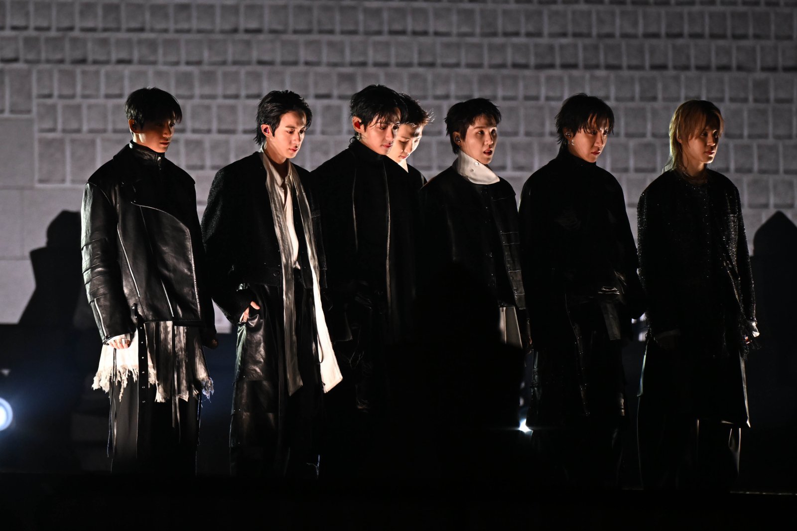 ‘방탄소년단(BTS) 컴백 라이브 : ARIRANG’ 공연이 열리는 21일 서울 종로구 광화문 광장에 마련된 무대에서 BTS가 무대를 준비하고 있다. 뉴스1