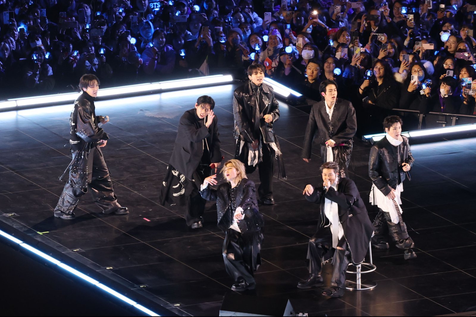 방탄소년단(BTS)이 21일 서울 광화문광장에서 컴백 기념 공연인 ‘BTS 컴백 라이브: 아리랑’을 펼치고 있다. 뉴스1