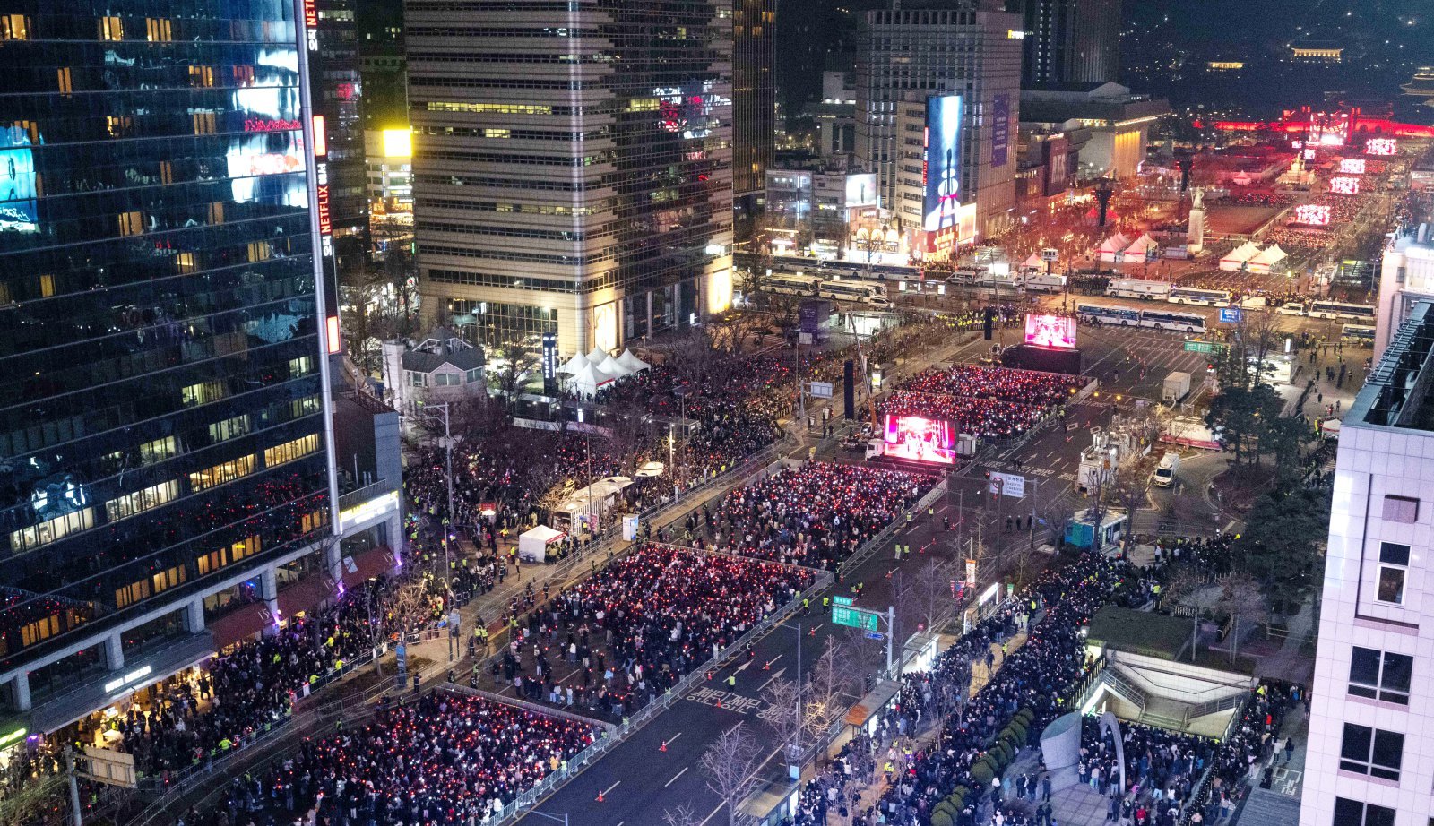 3년 9개월 만에 완전체로 복귀하는 방탄소년단(BTS)의 ‘BTS 컴백 라이브: ARIRANG’ 공연이 21일 서울 광화문광장 일대에서 펼쳐지고 있다. 사진공동취재단