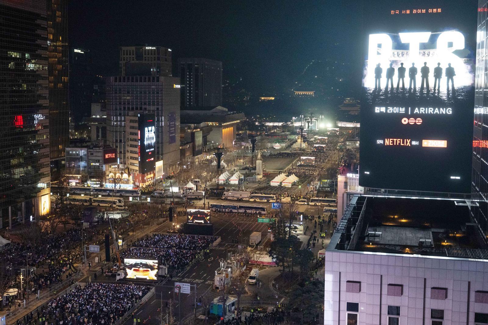 3년 9개월 만에 완전체로 복귀하는 방탄소년단(BTS)의 ‘BTS 컴백 라이브: ARIRANG’ 공연이 21일 서울 광화문광장 일대에서 펼쳐지고 있다. 이번 공연은 세계 190개국에 생중계된다. 뉴스1