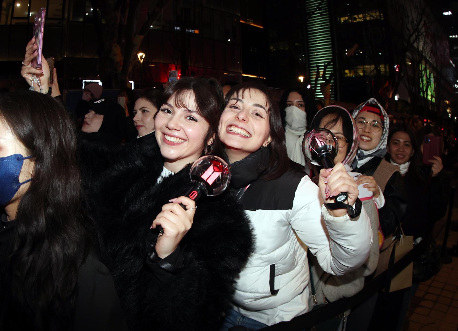 아미(BTS 팬덤)와 시민들이 21일 서울 광화문광장 일대에서 방탄소년단(BTS) 컴백 기념 공연인 ‘BTS 컴백 라이브: 아리랑’ 공연을 관람하고 있다. 뉴스1