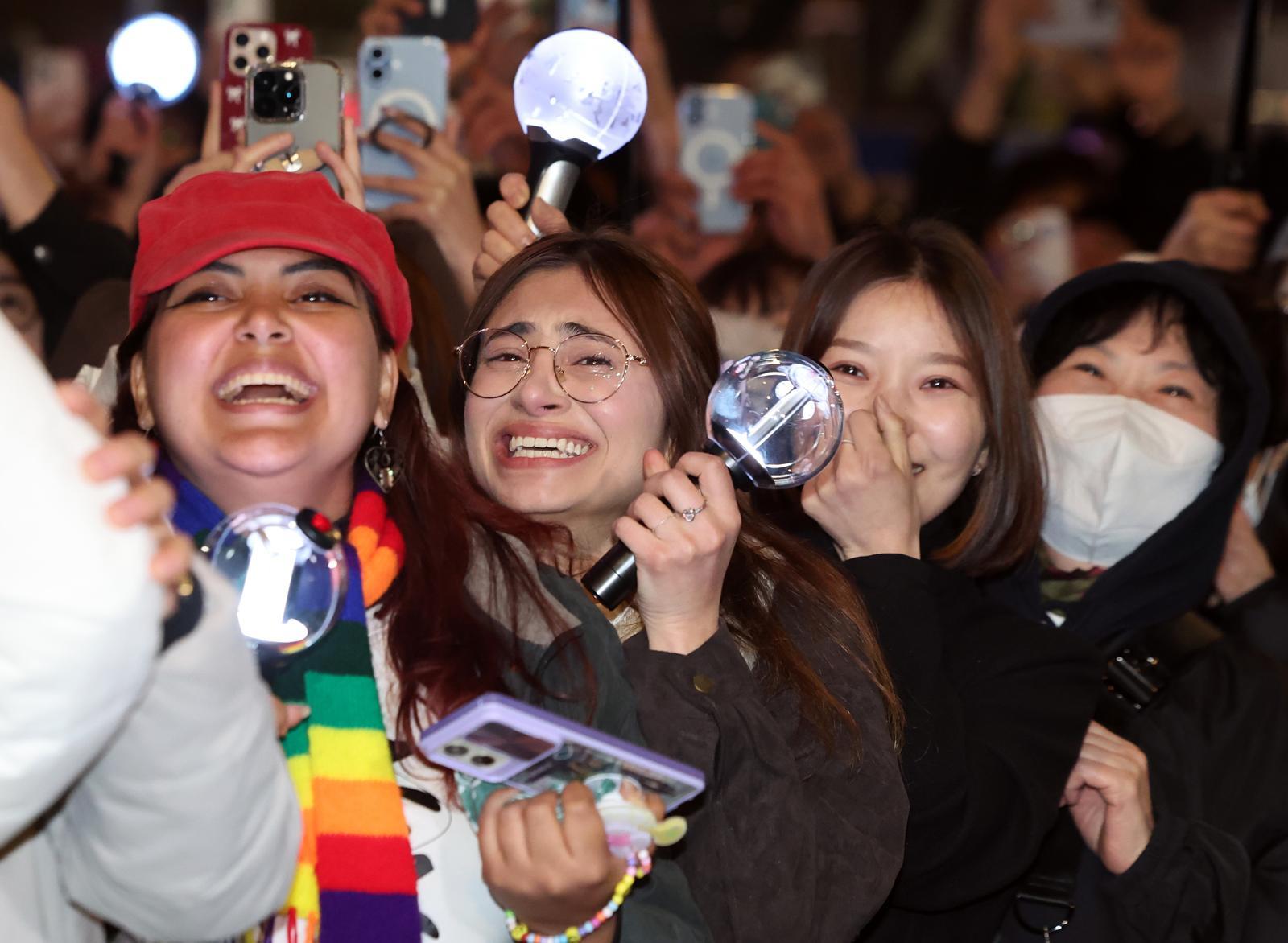 아미(BTS 팬덤)와 시민들이 21일 서울 광화문광장 일대에서 방탄소년단(BTS) 컴백 기념 공연인 ‘BTS 컴백 라이브: 아리랑’ 공연을 관람하고 있다. 뉴스1