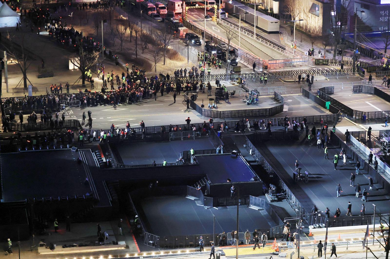 21일 오후 서울 종로구 광화문광장에서 열린 ‘BTS 컴백 라이브: 아리랑’이 끝난 후 관계자들이 텅 빈 객석을 정리하고 있다. 뉴스1
