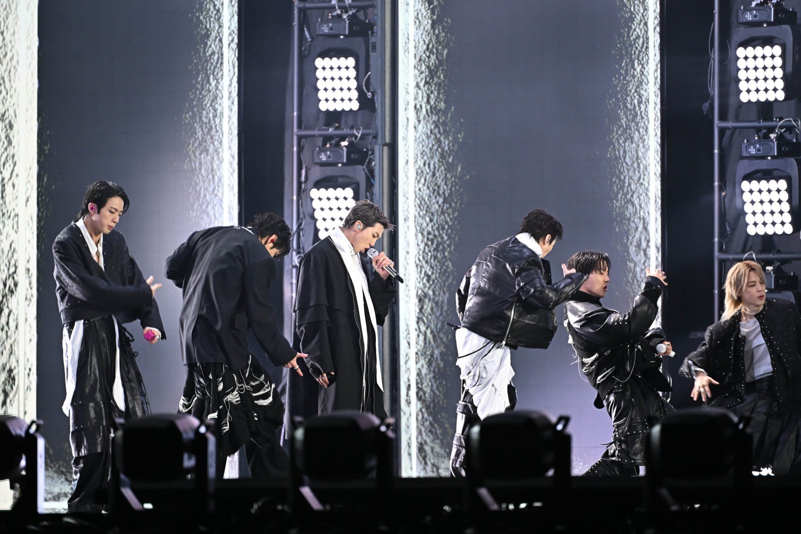 3년 9개월 만에 완전체로 복귀하는 방탄소년단(BTS)의 ‘BTS 컴백 라이브: ARIRANG’ 공연이 21일 서울 광화문광장 일대에서 펼쳐지고 있다. 이번 공연은 세계 190개국에 생중계된다. 사진공동취재단