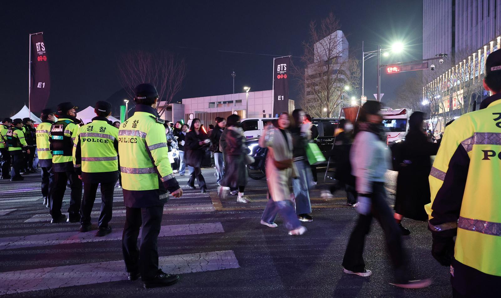 21일 서울 광화문광장에서 ‘아미(ARMY·BTS 팬덤)’들이 방탄소년단(BTS) 컴백 기념 공연 ‘BTS 컴백 라이브: 아리랑’을 관람한 뒤 경찰의 안내를 받으며 귀가하고 있다. 뉴스1