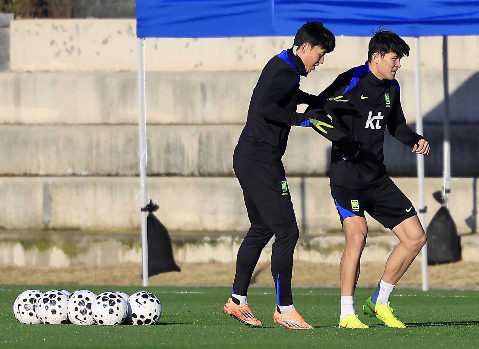 대한민국 축구 국가대표팀 손흥민과 김민재가 2025년 11월 10일 충남 천안시 서북구 대한민국축구종합센터 하이브리드잔디 훈련장에서 훈련을 하고 있다. 2025.11.10 ⓒ 뉴스1