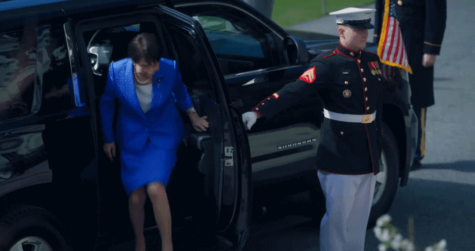 다카이치 사나에 일본 총리와 도널드 트럼프 미국 대통령이 포옹하는 장면. 유튜브 채널 ‘The White House’ 영상 갈무리