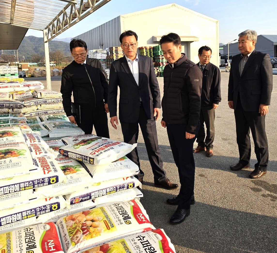 20일 취임 첫 행보로 전북 남원농협을 찾은 김주양 신임 농업경제대표이사가 비료 수급 상황을 점검하고 있다.