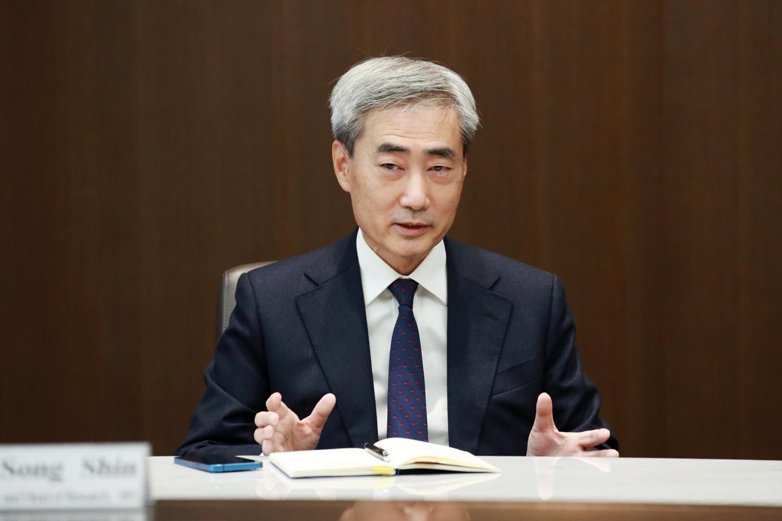 신현송 국제결제은행(BIS) 조사국장이 지난 24일 오전 서울 중구 한국은행에서 열린 기자간담회에서 답변하고 있다. (한국은행 제공) 2023.11.26/뉴스1