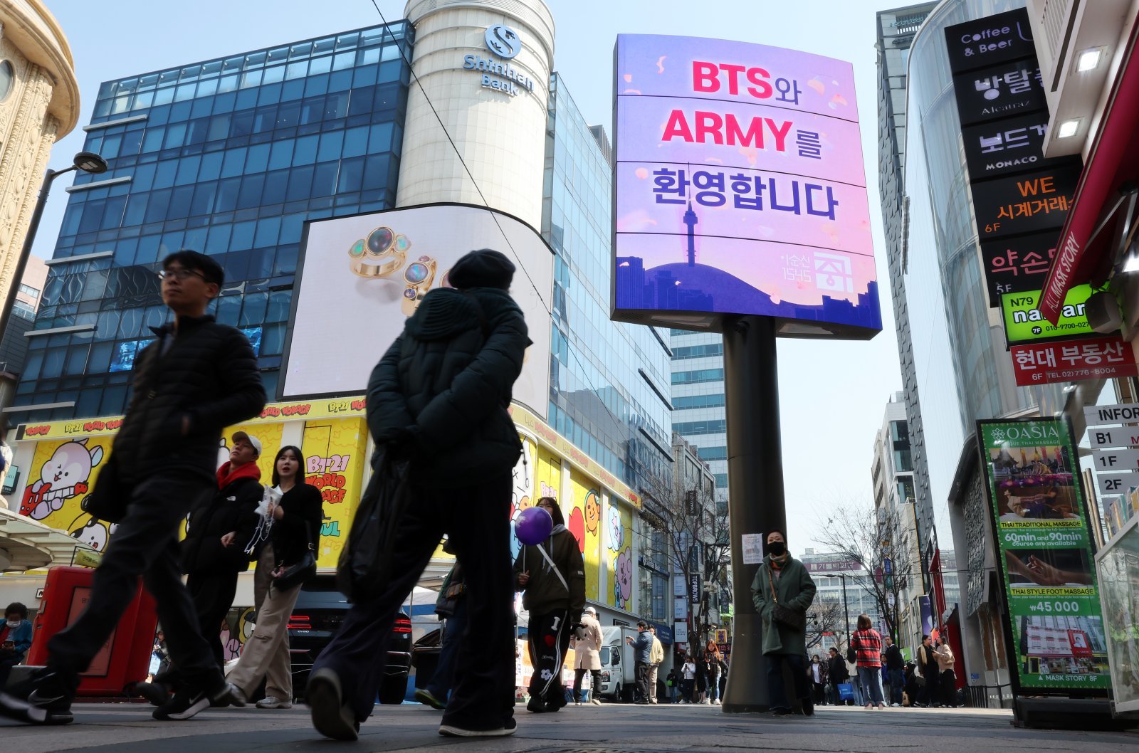 방탄소년단(BTS) 컴백 공연일인 21일 오전 서울 중구 명동거리의 미디어폴에 BTS와 팬클럽 아미를 환영하는 메시지가 송출되고 있다. 2026.3.21 ⓒ 뉴스1