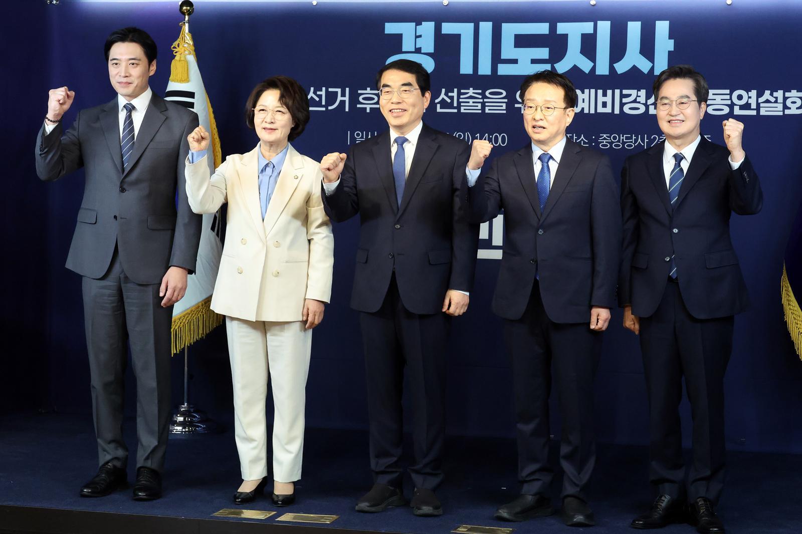 15일 서울 여의도 더불어민주당 중앙당사에서 열린 경기도지사 예비경선 합동연설회에서 후보들이 기념 촬영을 하고 있다. 왼쪽부터 한준호, 추미애, 양기대 예비후보, 소병훈 민주당 중앙당 선거관리위원장, 권칠승, 김동연 예비후보. (공동취재) 2026.3.15/뉴스1