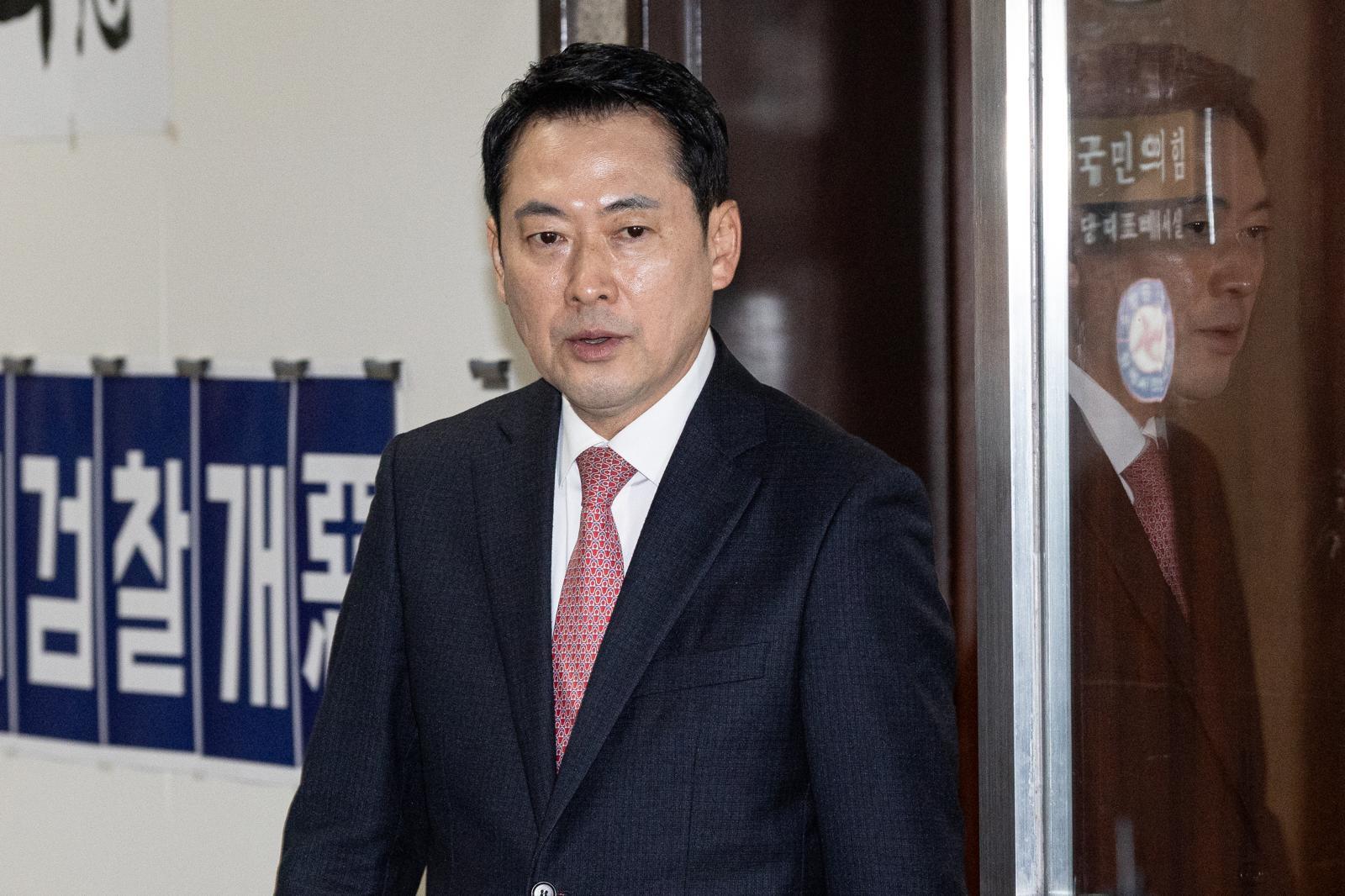 장동혁 국민의힘 대표가 22일 서울 여의도 국회에서 현안 관련 백브리핑을 위해 대표실에서 나오고 있다. 2026.3.22/뉴스1