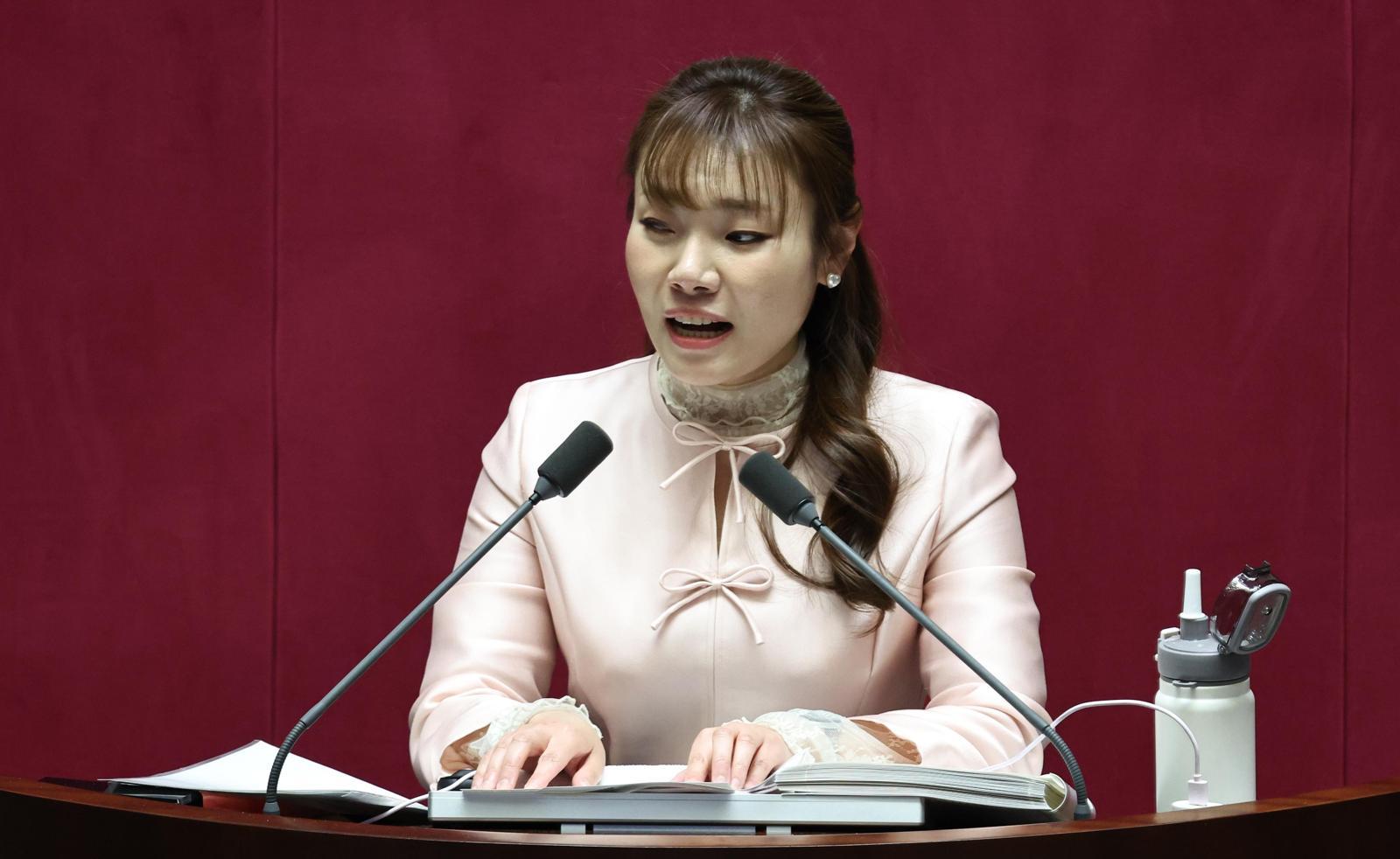 시각장애인인 국민의힘 김예지 의원은 점자정보단말기를 이용해 이날부터 다음 날 오전까지 17시간 35분 동안 ‘윤석열 정권 시절 검찰의 조작기소 의혹에 관한 국정조사’ 계획서 처리에 반대하는 필리버스터를 진행했다. 뉴시스