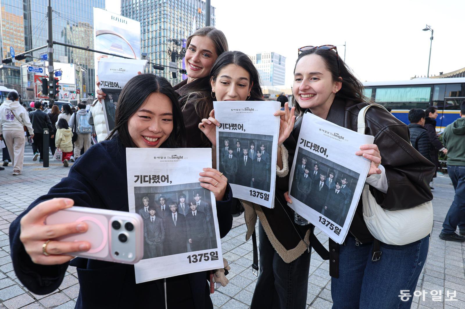 “BTS 기억할 특별한 굿즈”… 본보 특별판 인기