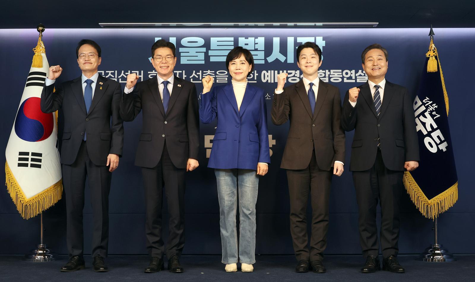 더불어민주당 서울특별시장 예비경선 후보들이 21일 오후 서울 여의도 더불어민주당 중앙당사 당원존에서 열린 예비경선 합동연설회에서 기념촬영을 하고 있다. 왼쪽부터 박주민, 정원오, 전현희, 김형남, 김영배. 2026.03.21 서울=뉴시스