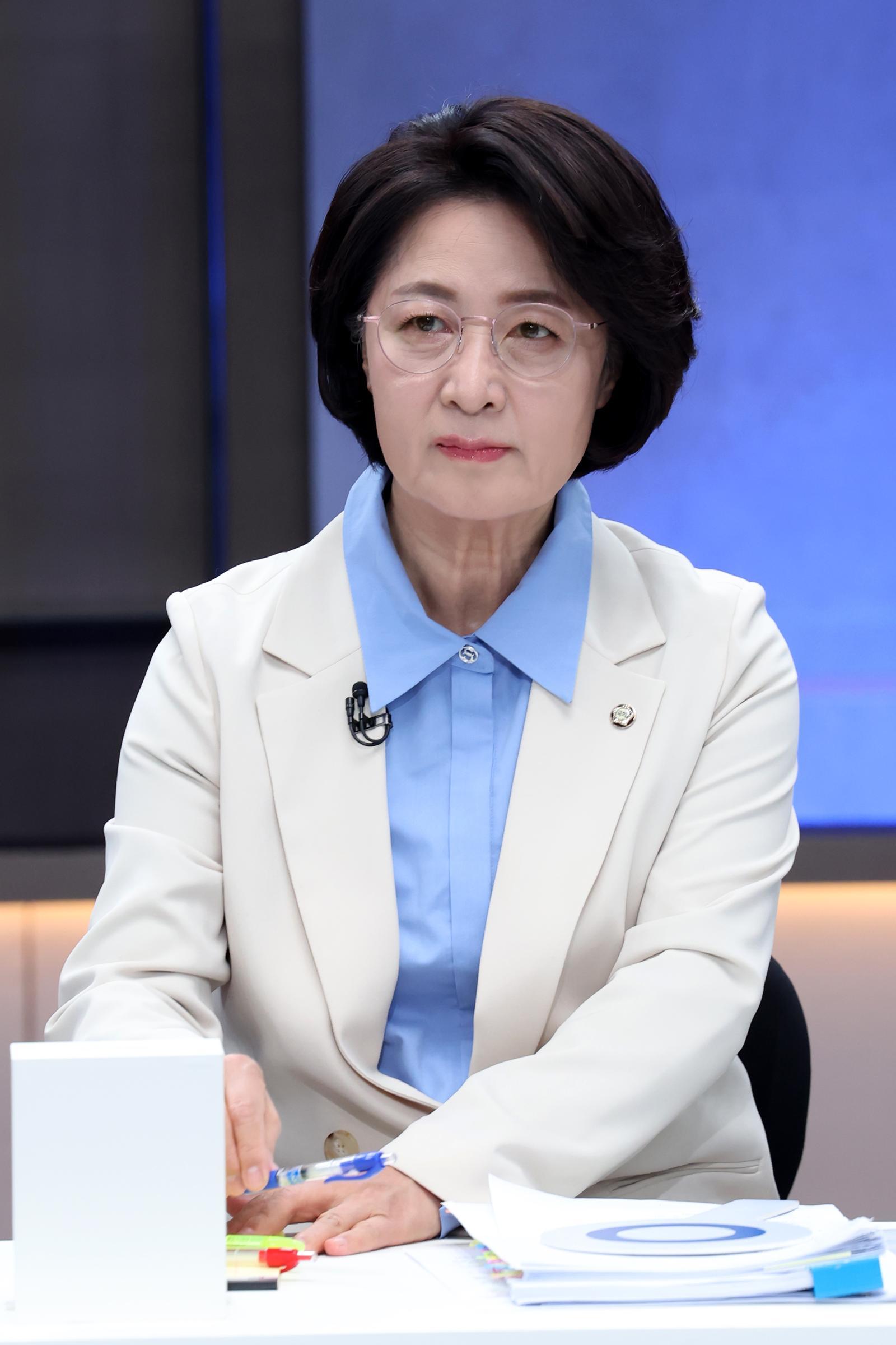 추미애, 법사위원장 사임…“검찰개혁 완수”