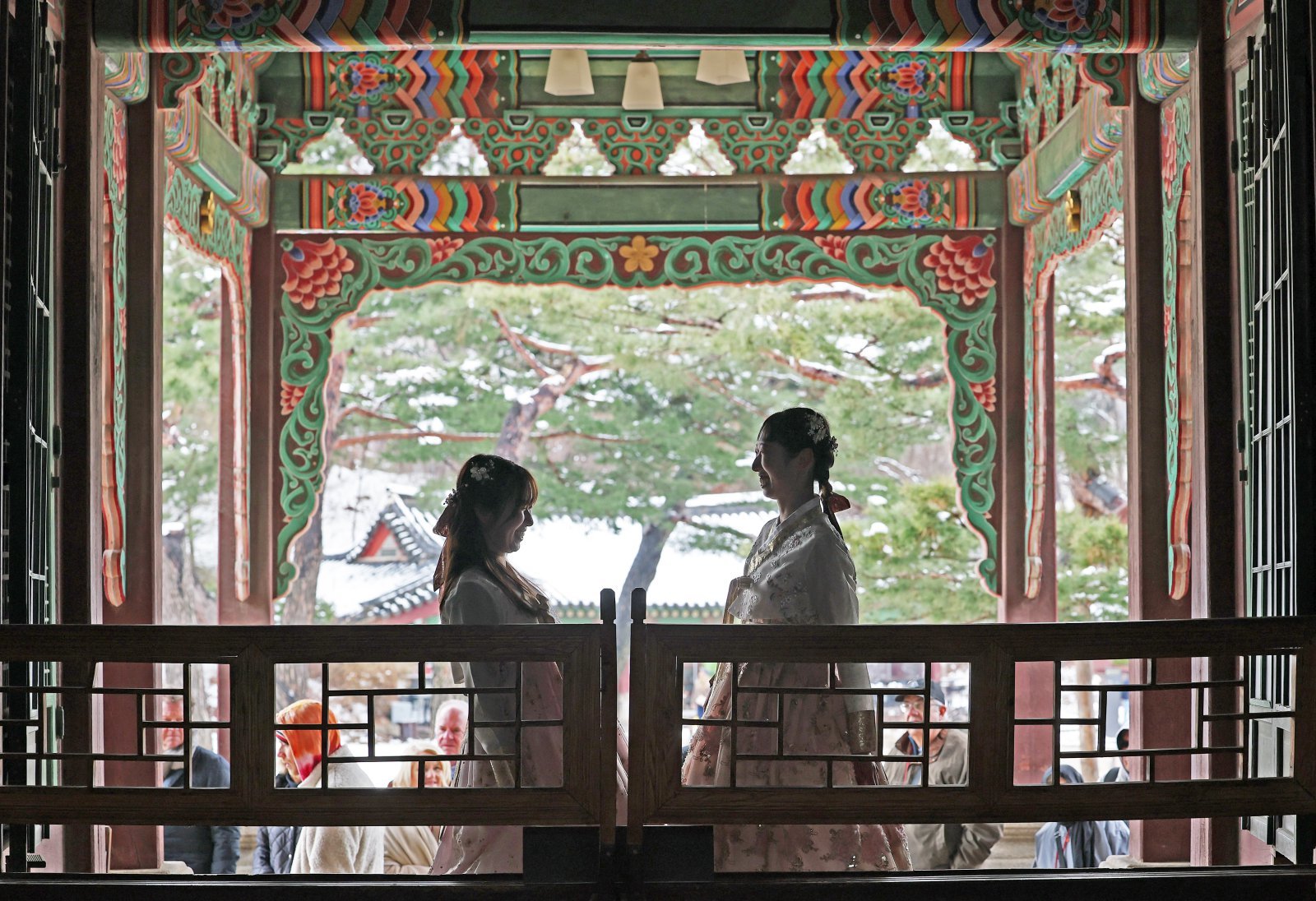 창덕궁 열린 창호와 빛 바람