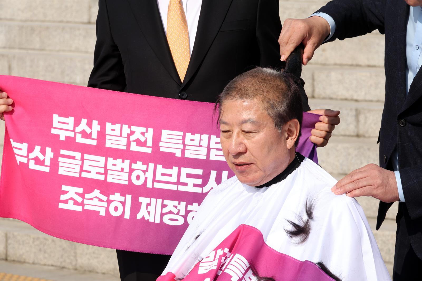 박형준 부산시장 삭발…“與, 글로벌허브도시 특별법 약속 지켜라”