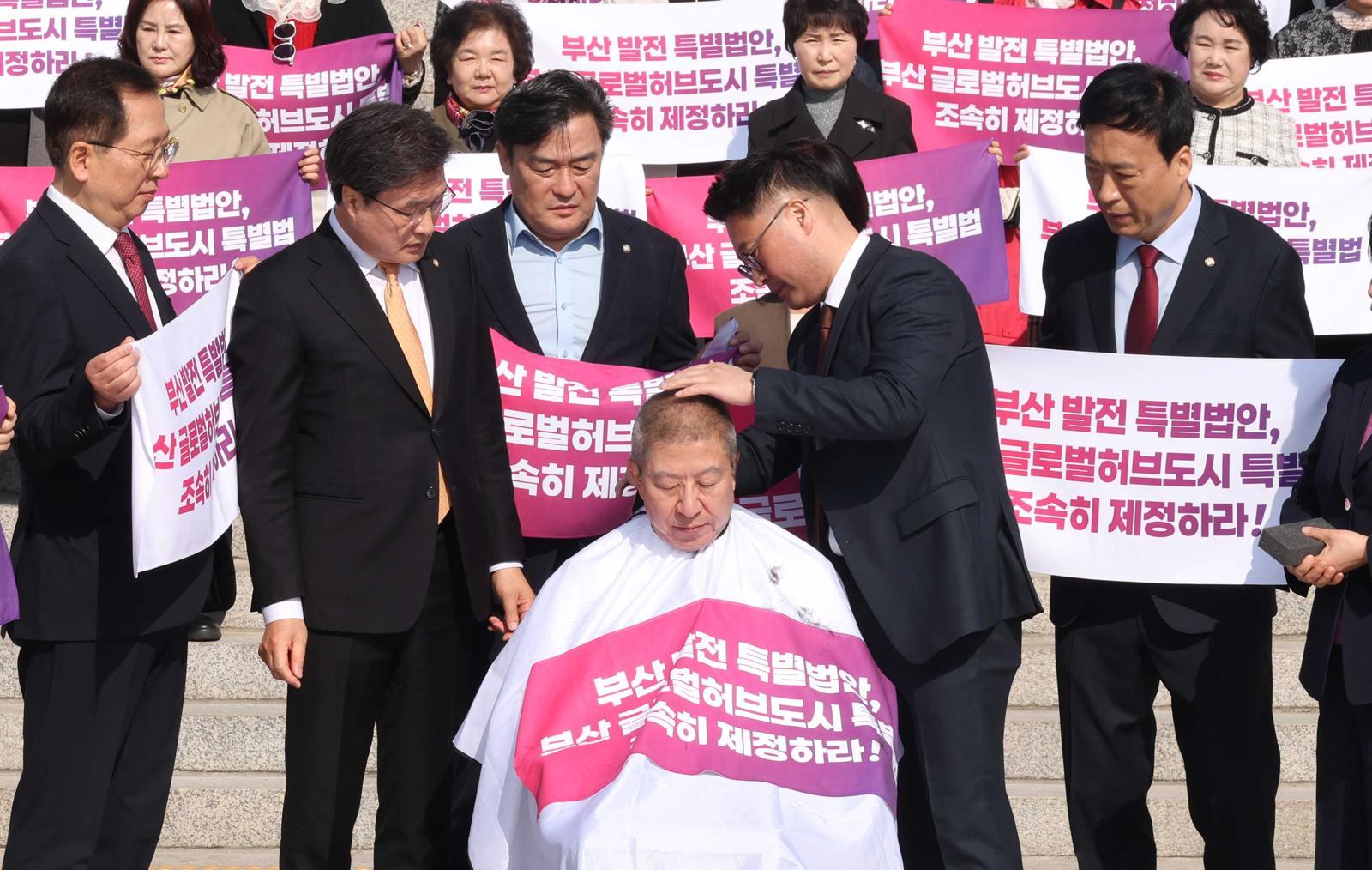 박형준 부산시장이 23일 오전 서울 여의도 국회 본청계단에서 열린 부산 글로벌허브도시특별법 관련 긴급기자회견에서 삭발을 하고 있다. 뉴시스