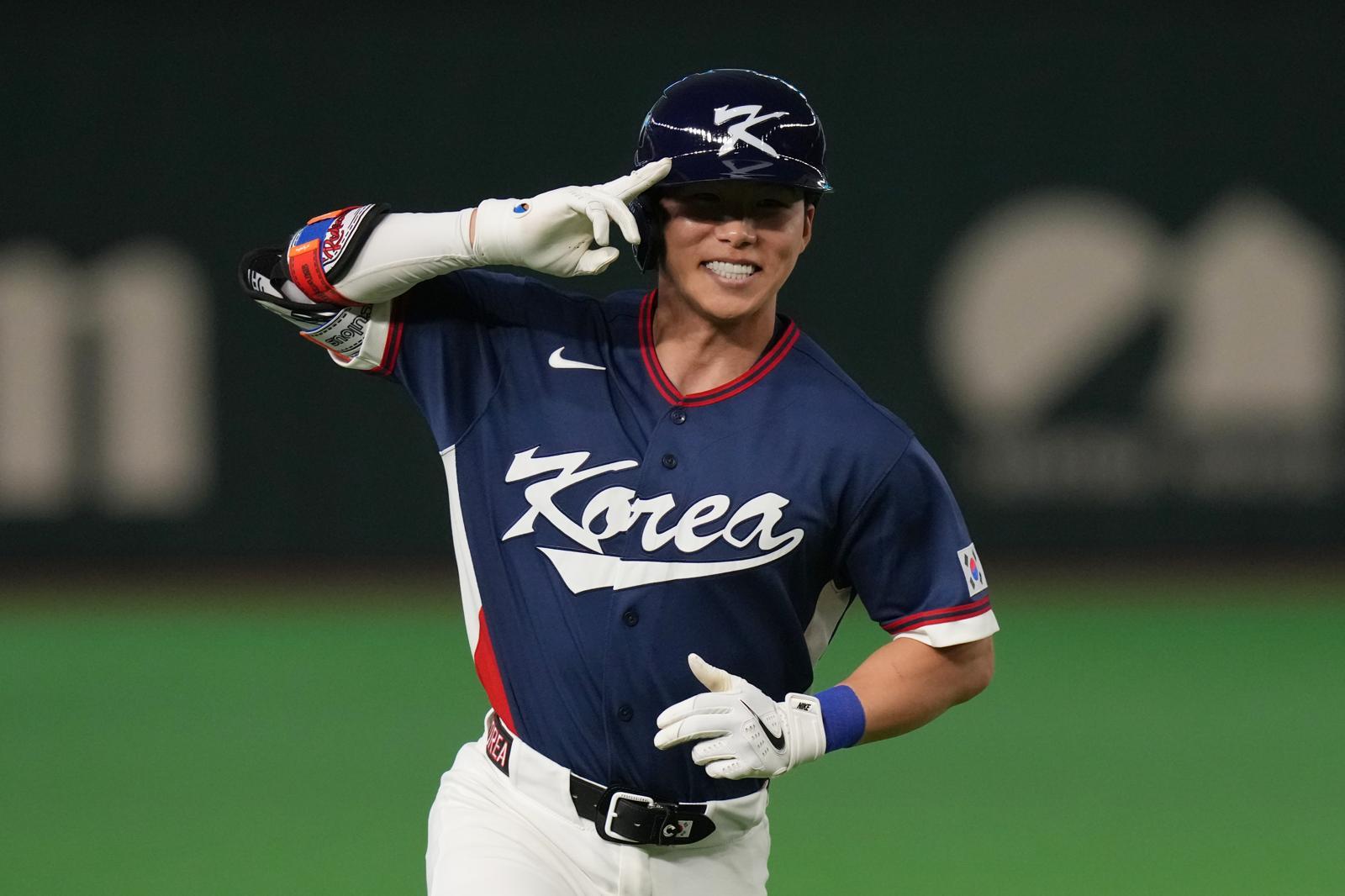 김혜성이 7일 일본 도쿄돔에서 치른 WBC 일본과의 조별리그 경기에서 4회 홈런을 터뜨린 뒤 세리머니를 하고 있다. 도쿄=AP 뉴시스