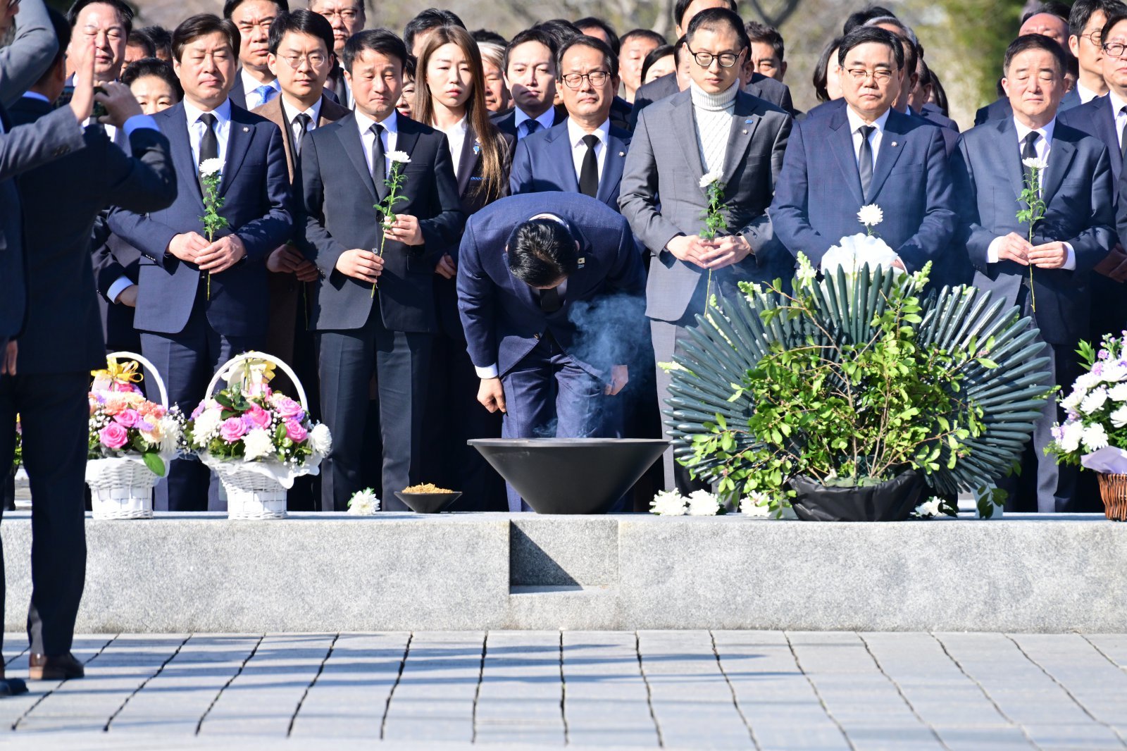 권양숙 여사, 검찰개혁 보고받고 눈물…“鄭대표님 안아보고 싶다”