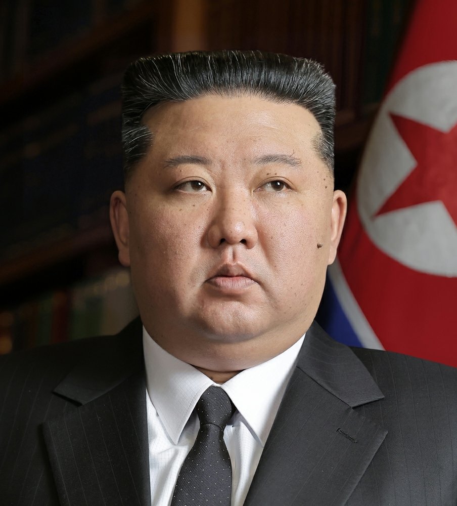 북한 노동당 기관지 노동신문은 23일 “조선민주주의인민공화국 최고인민회의는 3월 22일 제15기 첫 국정활동으로 되는 제1차 회의에서 김정은동지를 조선민주주의인민공화국 국무위원장으로 또다시 높이 추대하였다”고 보도했다.  평양 =노동신문 뉴스1