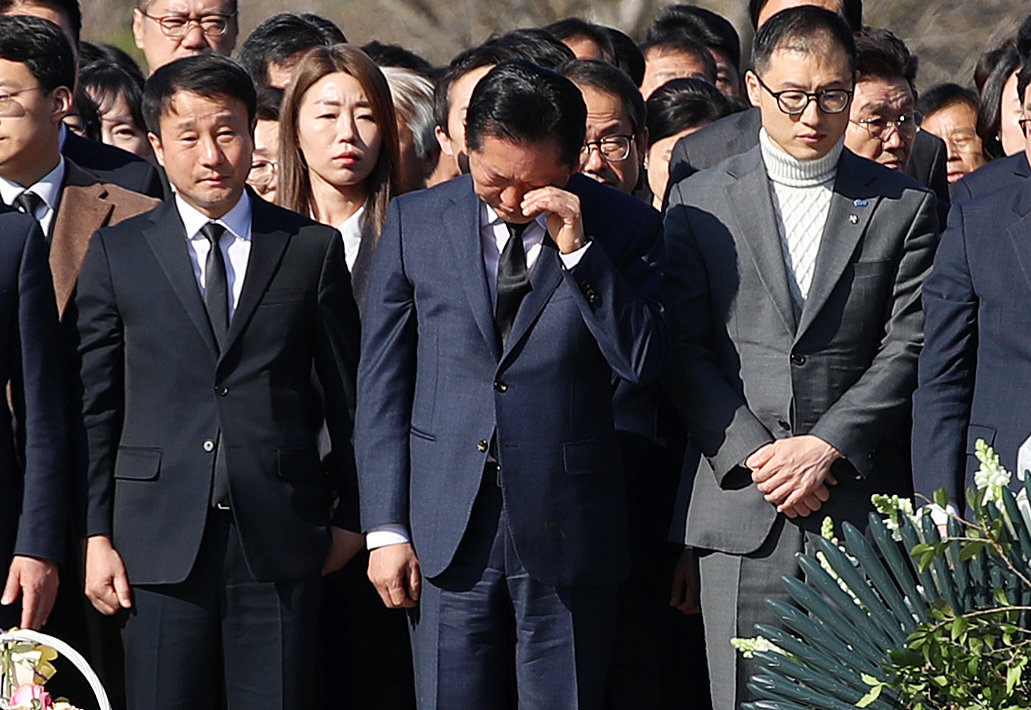 정청래 더불어민주당 대표가 23일 오전 경남 김해 진영읍 봉하마을을 찾아 고 노무현 전 대통령 묘역을 참배하며 손으로 얼굴을 닦고 있다. 2026.3.23 뉴스1