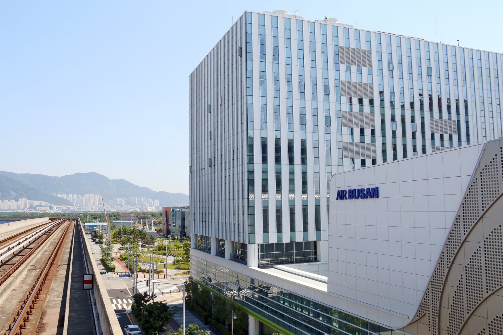 에어부산 여객기 방콕서 15시간 지연…승무원들 교통사고