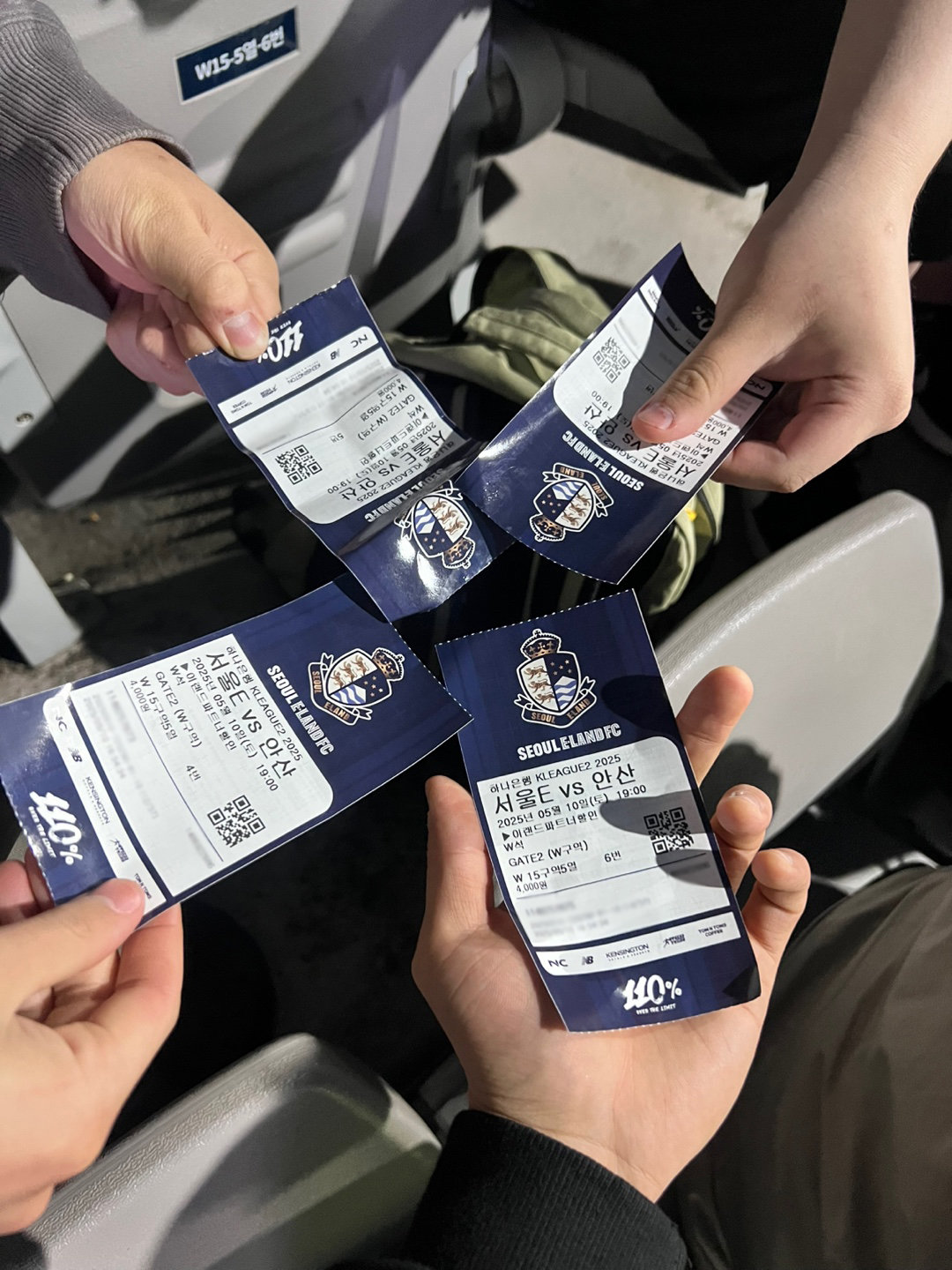 ‘돕돕 프로젝트’로 서울이랜드FC의 축구 경기를 관람한 청년들이 티켓을 들고 인증샷을 찍고 있다.