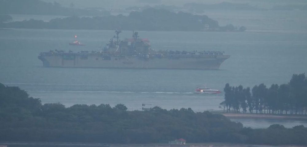 17일(현지 시간) 미 해군 상륙함 USS 트리폴리(LHA-7)가 싱가포르 인근 믈라카 해협을 지나 호르무즈 해협으로 이동하고 있다. 일본 사세보 해군기지에 배치된 트리폴리는 길이 약 850피트(약 259m), 배수량 4만5000t 규모의 아메리카급 강습상륙함이다. 앞서 미 언론들은 미군이 트리폴리함 등 군함 3척과 해병대 병력 2500여 명을 중동 지역으로 이동시켰다고 보도했다. X(구 트위터) 캡처