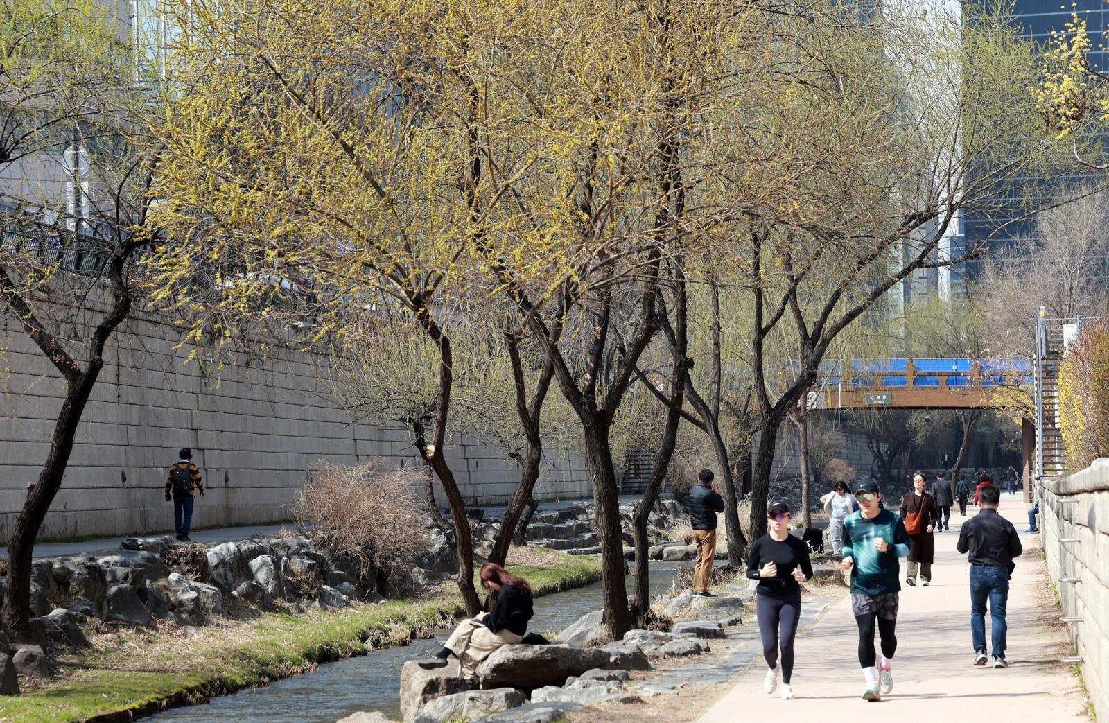 완연한 봄 날씨를 보인 23일 서울 종로구 청계천을 찾은 시민들이 산책을 하고 있다. 2026.3.23 (서울=뉴스1)
