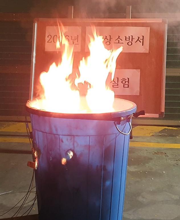 부산소방재난본부가 최근 사상구 사상소방서 차고지에서 페인트 폐기물에서 자연 발화가 이뤄지는지 확인하는 실험을 진행하고 있다. 부산소방재난본부 제공