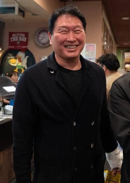 누가 최태원 회장 팔에 낙서를 했을까[재계팀의 비즈워치]