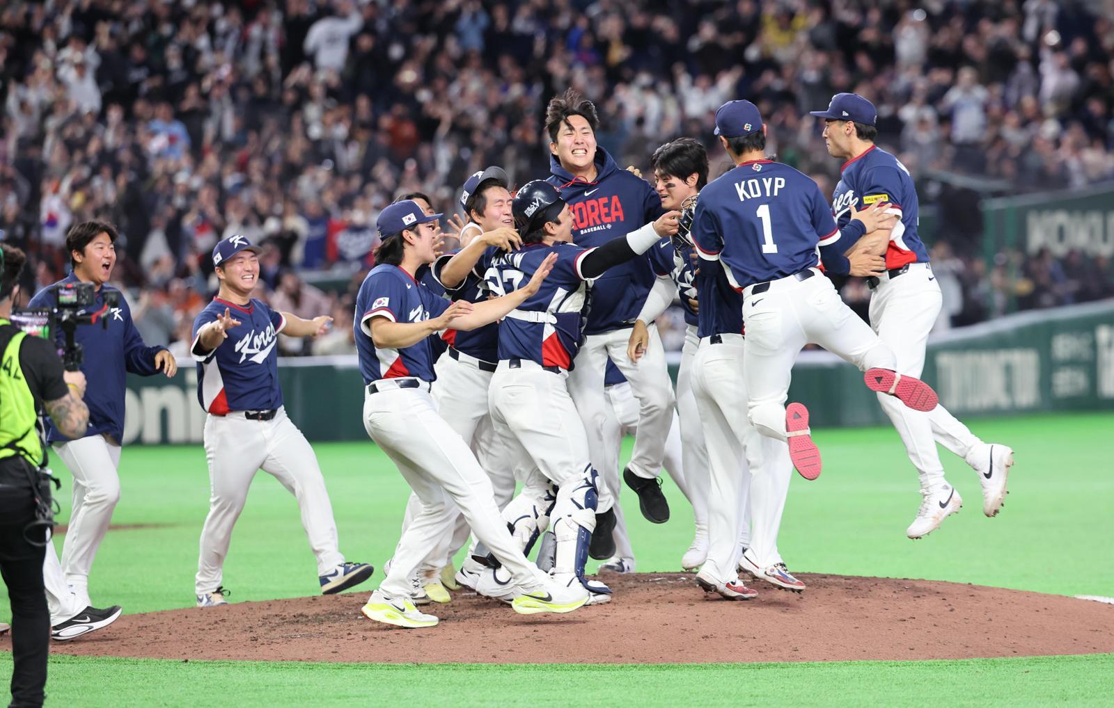 한국 야구 대표팀 선수들이 9일 2026 월드베이스볼클래식(WBC) 조별리그 C조 최종 4차전에서 호주를 꺾고 8강 진출에 성공한 뒤 환호하고 있다. 도쿄=뉴시스