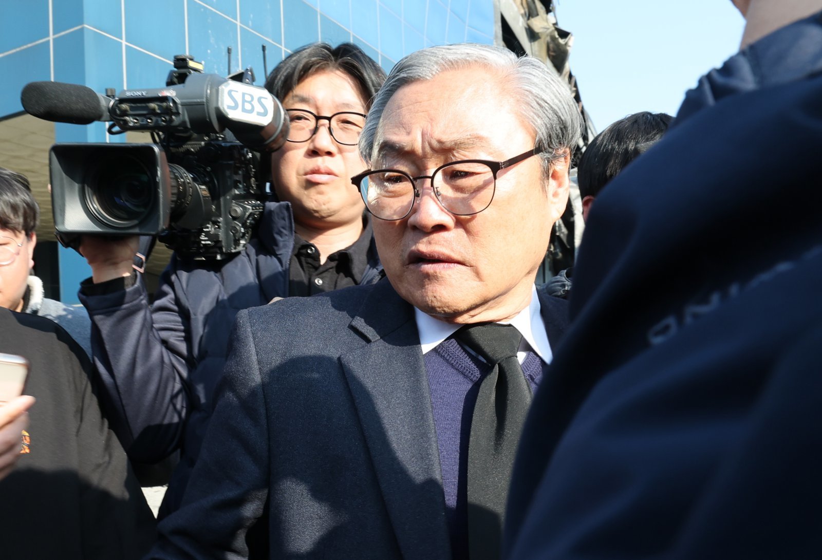 손주환 안전공업 대표가 23일 경찰·대전노동청 관계자들이 화재로 74명의 인명피해가 발생한 대전 대덕구 안전공업에 대해 압수수색을 진행하는 안전공업 사무실을 나서고 있다. 2026.3.23 뉴스1