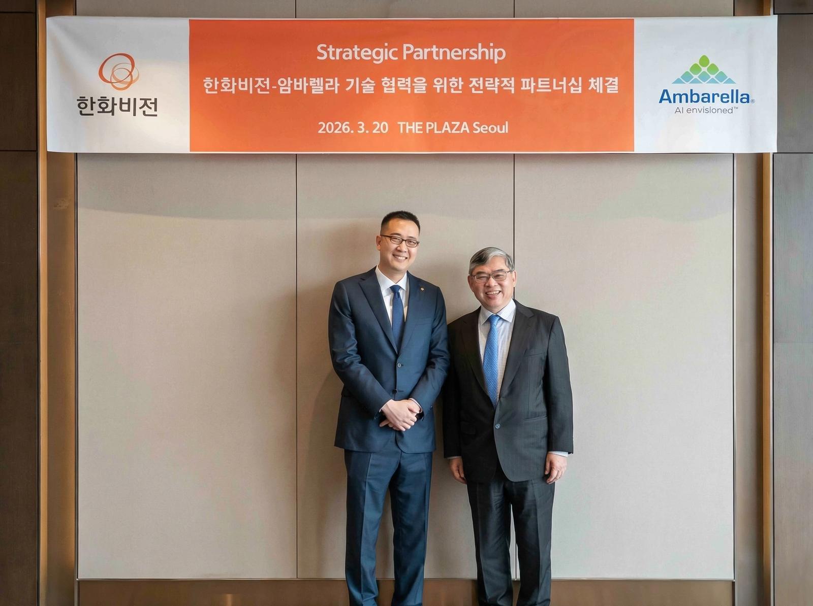 김동선 한화비전 미래비전총괄 부사장(왼쪽)과 페르미 왕 암바렐라 대표