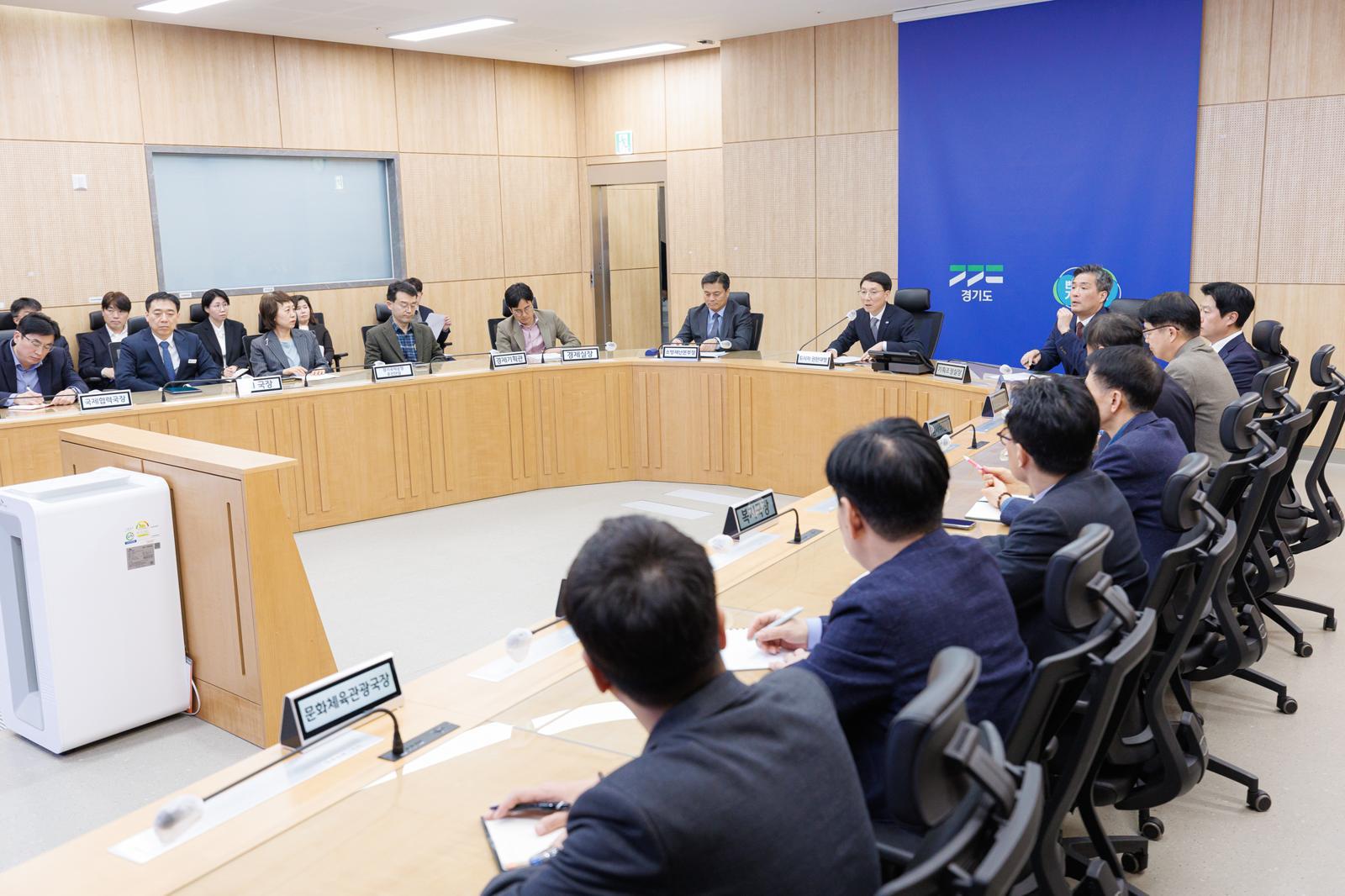 김성중 경기도지사 권한대행이 23일 오후 열린 간부회의에서 발언하고 있다. 경기도 제공