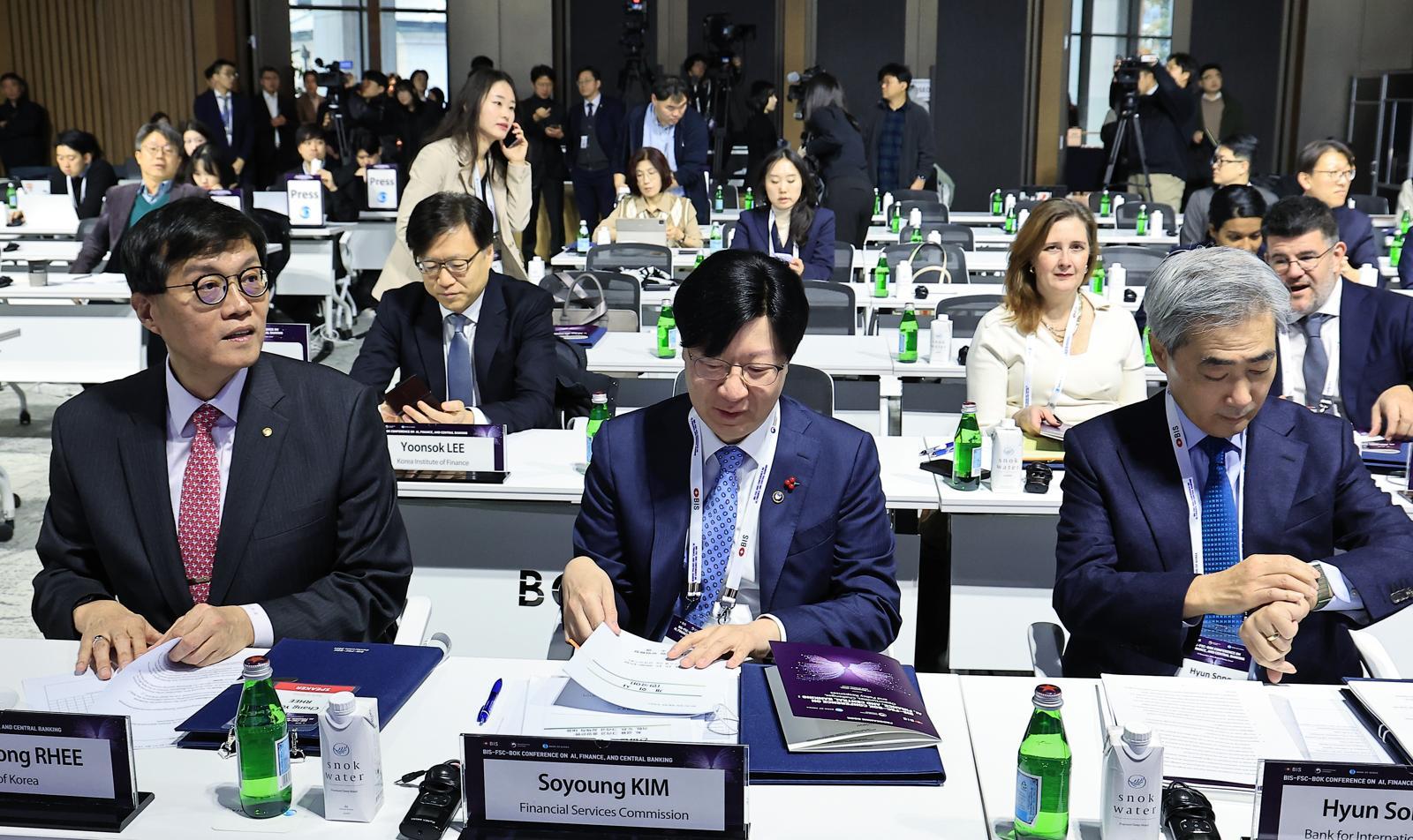 이창용 한국은행 총재와 김소영 금융위원회 부위원장, 신현송 국제결제은행(BIS) 조사국장 겸 경제자문가가 17일 오전 서울 중구 남대문로 한국은행 2층 콘퍼런스홀에서 ‘AI, 금융, 중앙은행 : 기회, 도전과제, 그리고 정책 대응(AI, Finance and Central Banking : Opportunities, Challenges, and Policy Responses)’을 주제로 열린 국제 콘퍼런스에 참석해 있다. 이날 콘퍼런스는 세계적으로 금융권의 인공지능(AI) 활용이 본격화되는 상황에서 그 영향과 향후 방향에 대한 논의를 위해 금융위원회(FSC)와 한국은행(BOK)은 국제결제은행(BIS)이 공동 개최했다. 2024.12.17/뉴스1