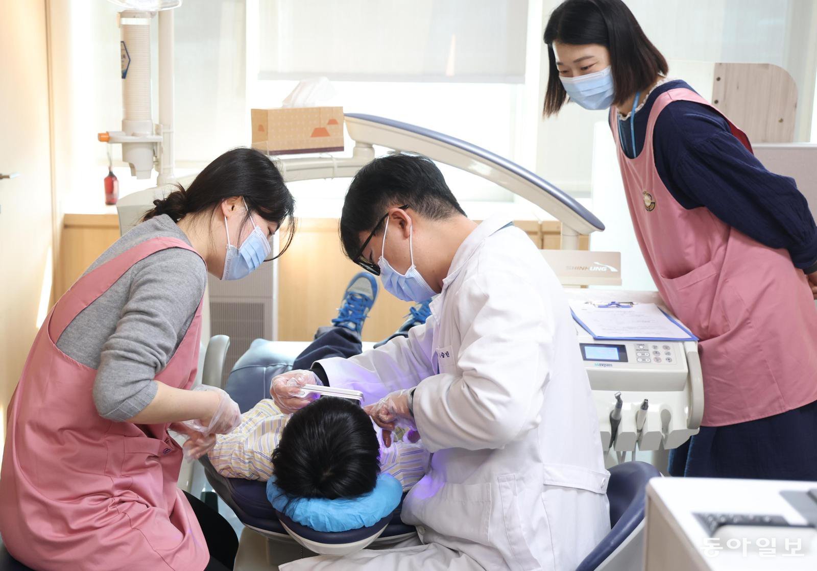 20일 오후 서울 관악구보건소 4층에서 직원들이 관내 초등학생을 대상으로 구강검진과 치과 교육을 하고 있다. 서울시 25개 자치구는 취약계층 아동을 대상으로 예방 중심의 치과 서비스를 제공하고, 필요할 경우 전문 치료까지 연계하는 아동 치과치료 지원사업을 운영하고 있다.
변영욱 기자
cut@donga.com
