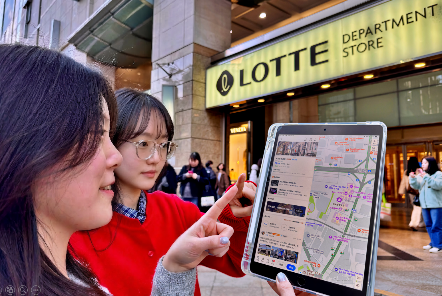 서울시 중구 소공동에 위치한 롯데백화점 본점 앞에서 모델이 고덕지도 앱을 가리키고 있다. 롯데백화점 제공