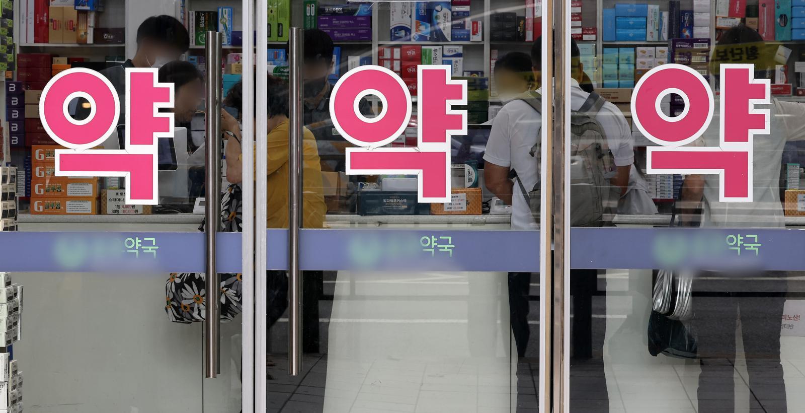 다음 달부터 약물 운전 시 5년 이하 징역 또는 2000만 원 이하 벌금으로 처벌이 강화된다. 전문가들은 감기약이라도 졸음운전으로 큰 사고가 날 수 있는 만큼 가볍게 여겨서는 안 된다며 경각심을 가져야 한다고 당부했다. 뉴스1