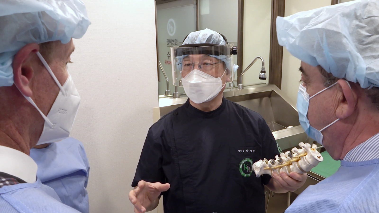 서울 광혜병원에 참관 온 해외 의료진에게 추간공확장술 원리를 설명 중인 박경우 대표원장. 서울 광혜병원 제공