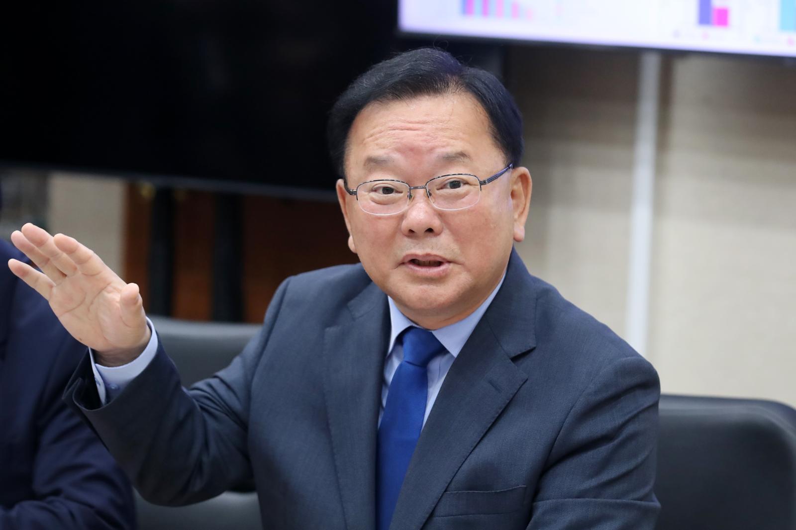 지난해 5월 김부겸 당시 더불어민주당 중앙당 총괄선대위원장이 대구 중구 경북대학교병원을 찾아 지역 대학병원장 및 대구의사회장과 가진 간담회에서 발언하고 있다. 2025.5.23 ⓒ 뉴스1