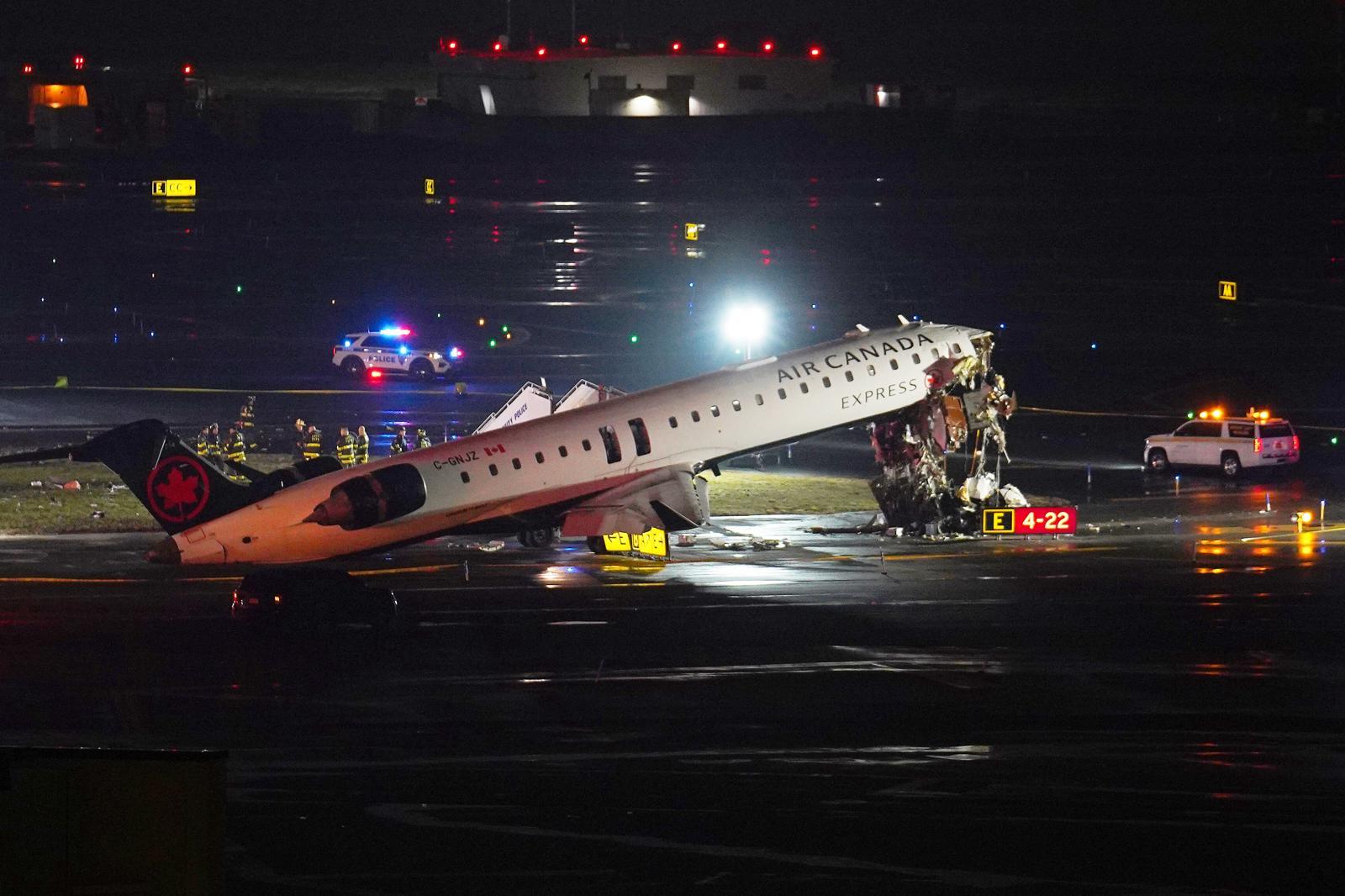 뉴욕 라과디아 공항 여객기-소방차 충돌… 최소 2명 숨져 23일 미국 뉴욕 라과디아 공항의 활주로 전경. 22일 밤 이 활주로에서 에어캐나다 소속 항공기와 소방차가 충돌해 최소 2명이 숨지고 2명이 부상을 입었다. 사고 여파로 항공기 곳곳이 심각한 손상을 입었음을 확인할 수 있다. 뉴욕=AP 뉴시스