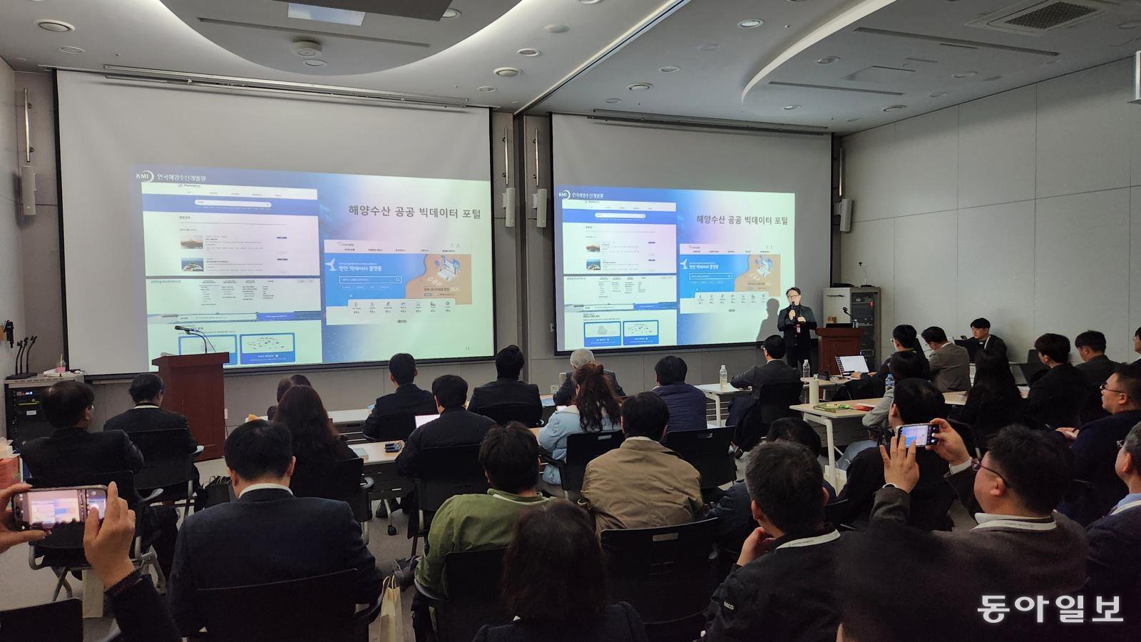 지난해 3월 7일 부산 동구 부산항국제전시컨벤션센터에서 열린 ‘제10회 미래전략캠퍼스’에서 참가자들이 발표를 듣고 있다.