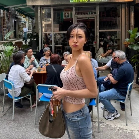 화사, 홍콩서 포착된 장난기…입술 내민 ‘꾸러기 표정’