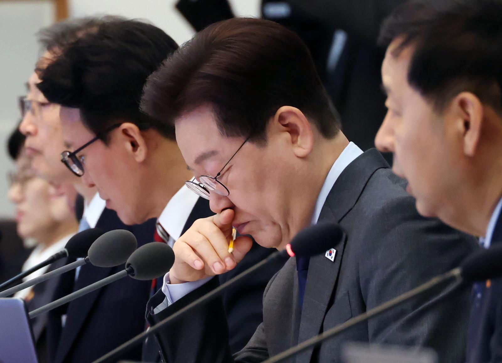 이재명 대통령이 24일 오전 청와대에서 열린 11회 국무회의에서 자료를 살펴보고 있다. 청와대사진기자단