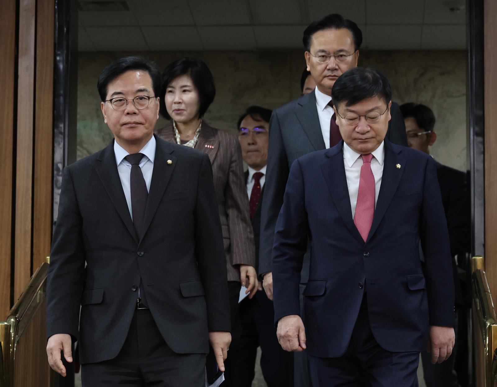 송언석 국민의힘 원내대표가 24일 오전 서울 여의도 국회에서 열린 원내대책회의에 참석 하고 있다. 뉴시스